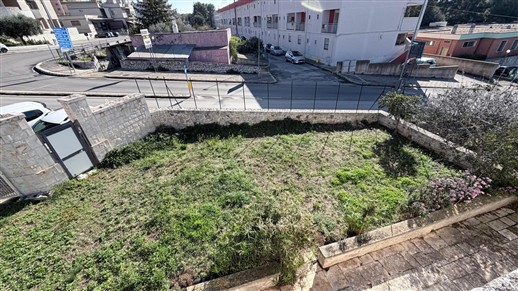 Antico Fabbricato Alle Porte di Putignano, Parzialmente In Pietra e Terreno.